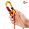 Eine Hand hält einen orange roten Karabiner mit orangen Dynamischen Kletterseil und Connect Adjust Gelenk.