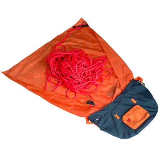 Das Bild zeigt den blau-orangen 8b Plus Seilsack Greg geöfnet mit einem Seil auf der Plane.