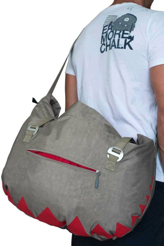 Das Bild zeigt eine Person mit einen grauen Seilsack um die Schulter.