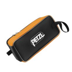 Das Bild zeigt die orange-schwarze Petzl Steigeisentasche Fakir mit weißem Petzl Logo.