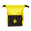Das Bild zeigt das gelbe Black Diamond Mondito Chalk Pot Boulder Chalkbag geöffnet von vorne mit Logo und Klick-Verschluss.