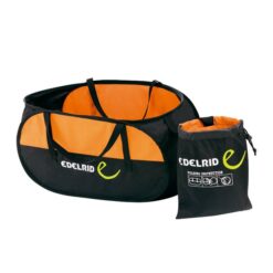 Das Bild zeigt den orange schwarzen Edelrid Spring Bag mit einem kleinen Sack daneben auf einem weißem Quadrat.