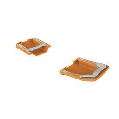 Das Bild zeigt die orangen Petzl Antisnow Antistollen Platten auf einem weißem Quadrat.