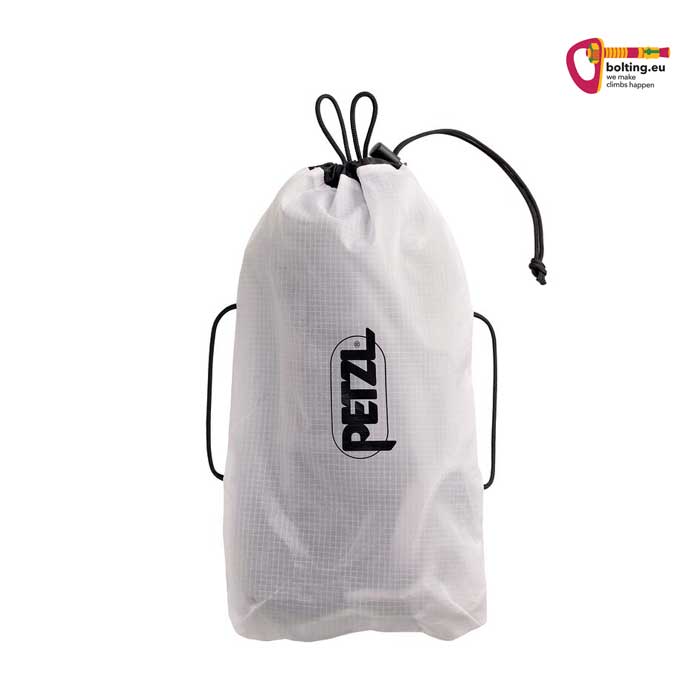 Weißer Packsack eines Petzl Damen Allround Klettergurtes mit Kordel und Tanka.