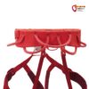Detail des roten Petzl Luna Damen Klettergurtes mit Hüftband von der Rückseite.