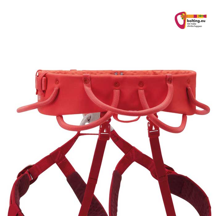 Detail des roten Petzl Luna Damen Klettergurtes mit Hüftband von der Rückseite.