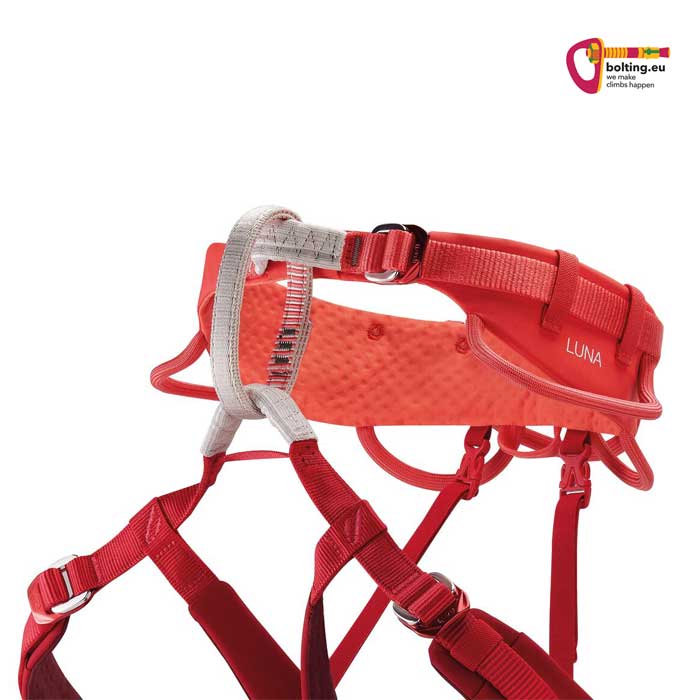 Detail des roten Petzl Luna Damen Klettergurtes Anseilschlaufe und Verschlussschnalle.