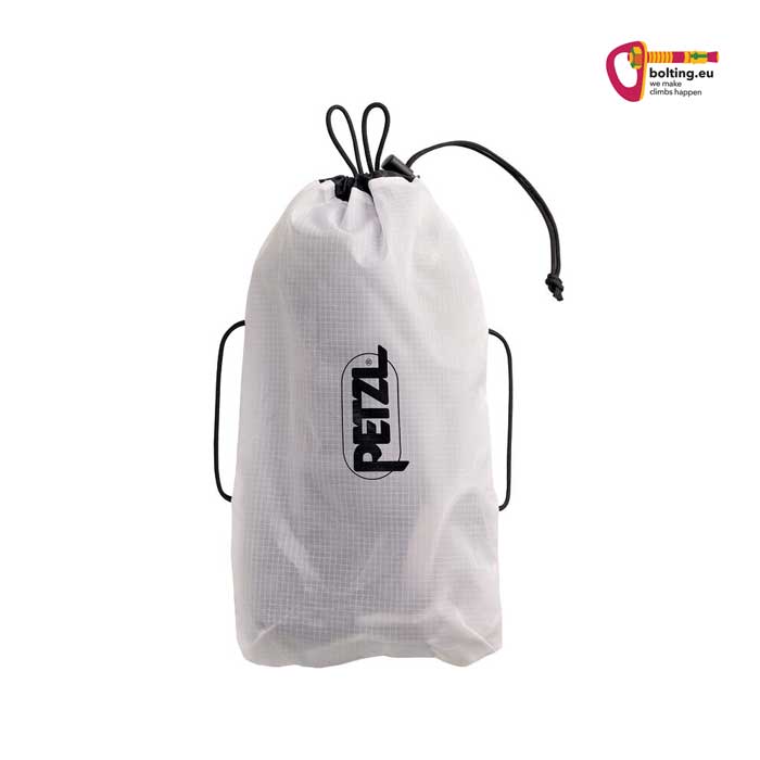 Weißer PAcksack eines Petzl Allround Klettergurtes mit Kordel und Tanka.