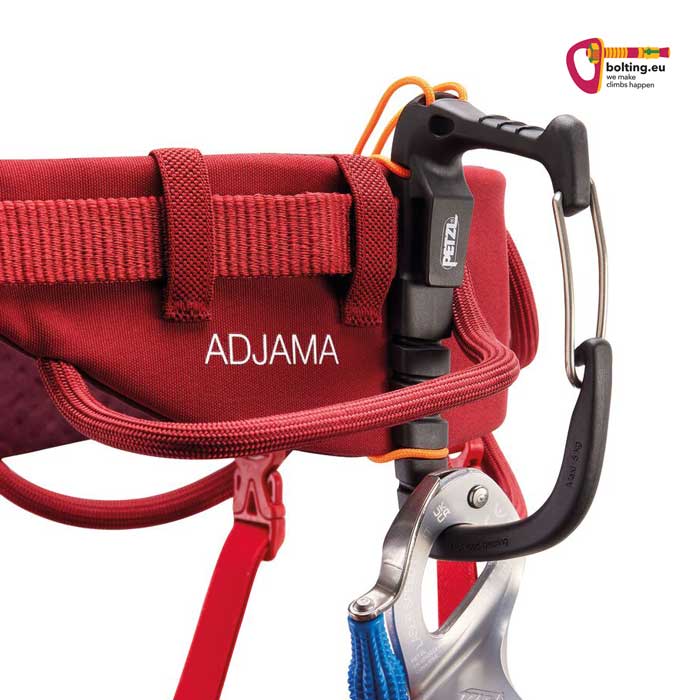 Detail des roten Petzl Adjama Herren Klettergurtes mit Hüftband und Materialkarabiner.
