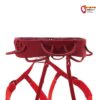 Detail des roten Petzl Adjama Herren Klettergurtes mit Hüftband von der Rückseite.