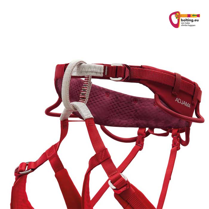 Detail des roten Petzl Adjama Herren Klettergurtes Anseilschlaufe und VErschlussschnalle.