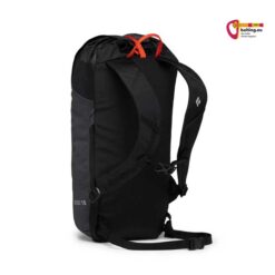 Schwarzer Black Diamond Rock Blitz 15 Kletterrucksack befüllt und aufrecht von der Rückseite.