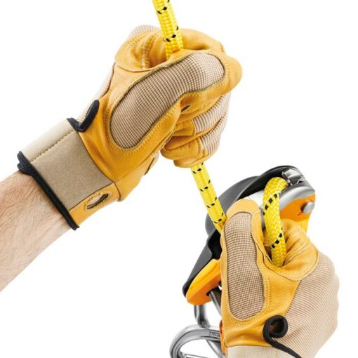 ZWei Hände beim Bedienen des Petzl Rig Abseilgerätes mit gelbem Seil.