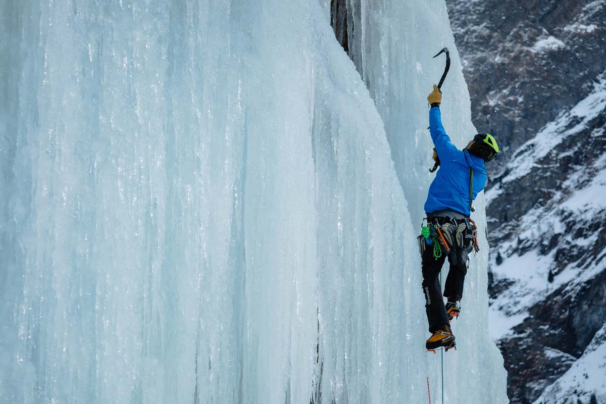 Alpinist in schwieriger Eisroute für Beispiel eines hohen Eiskletter Schwierigkeitsgrades.