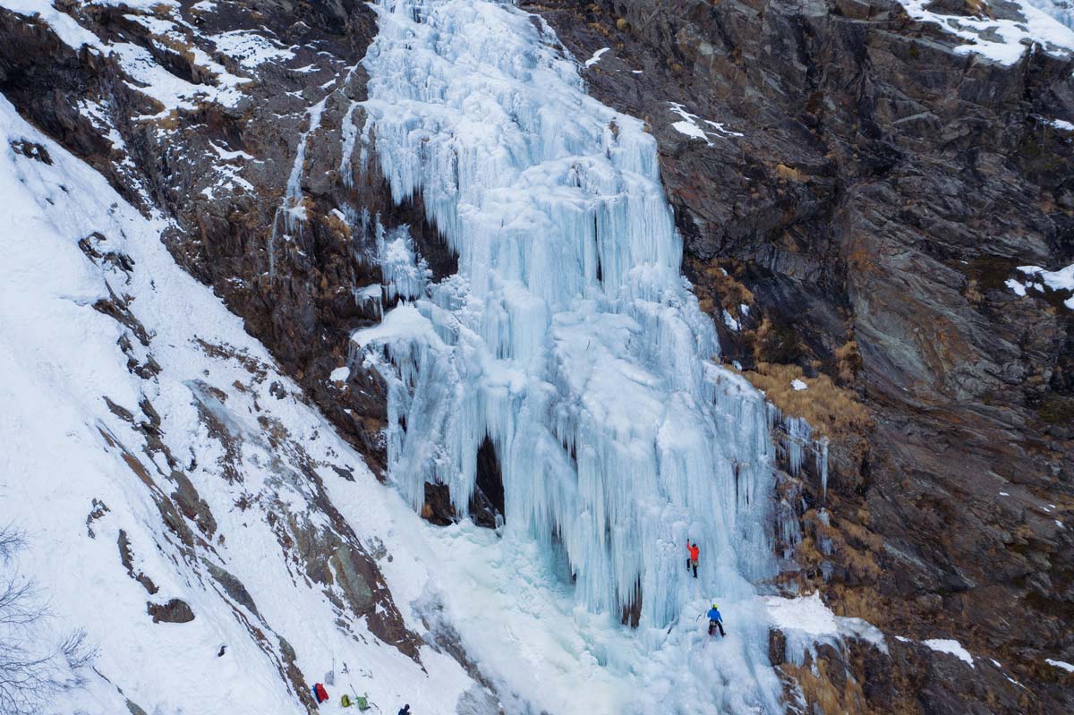 Eiskletter Seilschaft in großer Eiswand im Gebirge.