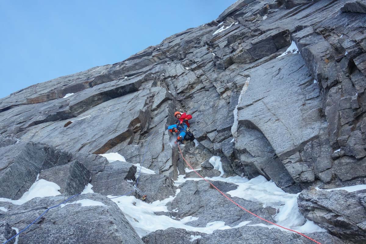 Alpinist in einer schwierigen Eis Mixed Route zur Demonstration der Bewertungsskala beim Eisklettern.