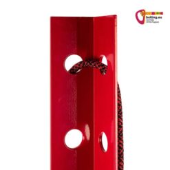 Detail eines roten Fixe Climbing Snow Stake mit Reepschnur.