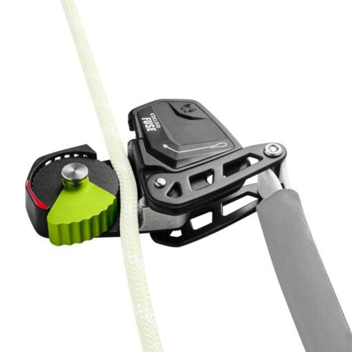 Schwarz - grünes Edelrid Fuse Auffanggerät mit eingelegtem Seil.