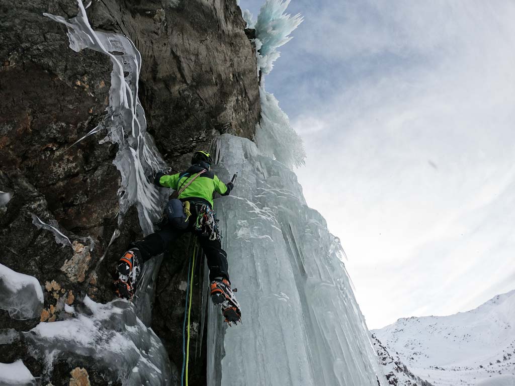 Alpinist Martin Sieberer beim Eisklettern in einer steilen Eiswand.