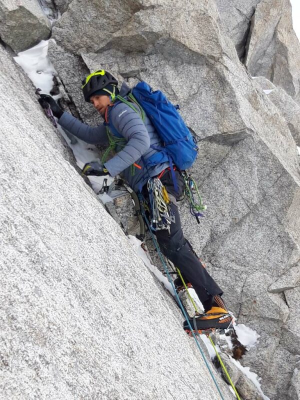 Alpinist Martin Sieberer beim Mixed Klettern in einer grauen Felswand.