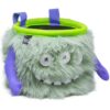 grün violettes 8b+ Chalkbag Monster MArty mit drei Knopfaugen und scharfen Zähnen im Maul.