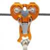 orange Kong Zip Evo Seilrolle für Adventure Parks auf Drahtseil montiert.