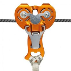 orange Kong Zip Evo Seilrolle für Adventure Parks auf Drahtseil montiert.