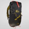 Schwarzer La Sportiva Alpine Backpack von der Seite mit gelbem Logo und roten Bändern.