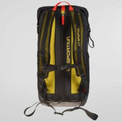Schwarzer La Sportiva Alpine Backpack von der Rückseite mit gelbem Logo und roten Bändern.