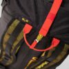Detailaufnahme eines La Sportiva Rucksacks mit roten Bändernund Reißverschluss.