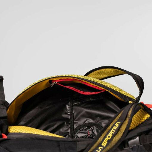 Top Öffnung des schwarzen La Sportiva Alpine Backpack.