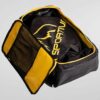 Geöffneter La Sportiva Climbing Bag mit gelb schwarzer Deckeltasche.