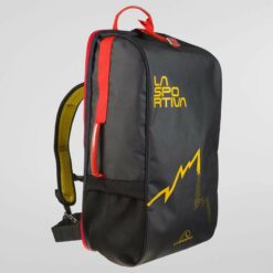Schwarze-gelb-roter La Sportiva Travel Bag von der Seite mit Logo.