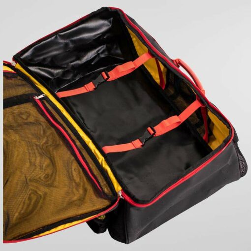 Innentasche des schwarz-gelb-roten La Sportiva Travel Bag.