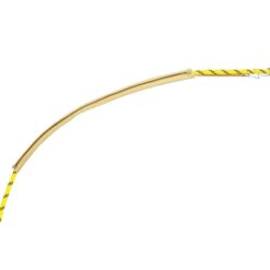 Gelber Petzl Protec Plus Seilschutz mit gelbem Seil quer in weißem Quadrat.