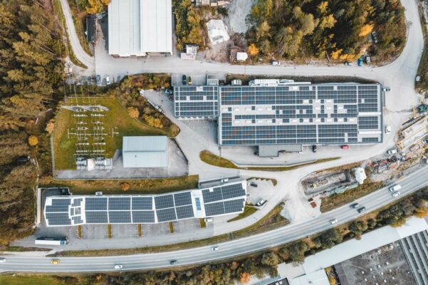 Die zwei Austrialpin Firmengebäude am Stammsitz Fulpmes aus der Luft mit ausgedehnter PV Anlage.