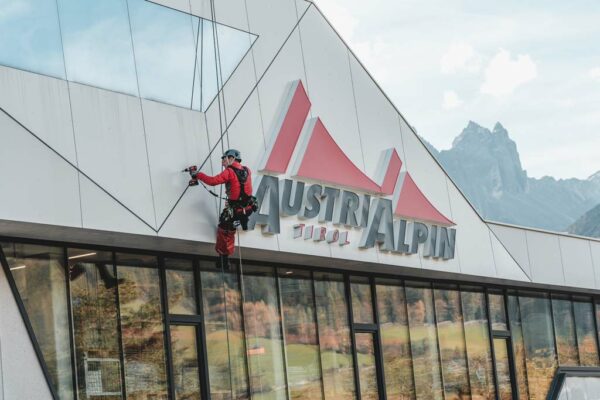 Höhenarbeiter bei Wartungsarbeiten an der Fassade des Austrialpin Hauptsitzes.