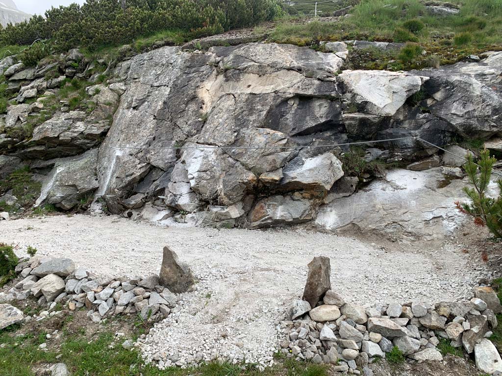 Mini Klettersteig am Erlebnisweg Kölnbrein mit grauem Fels Drahtseil und Tritten.