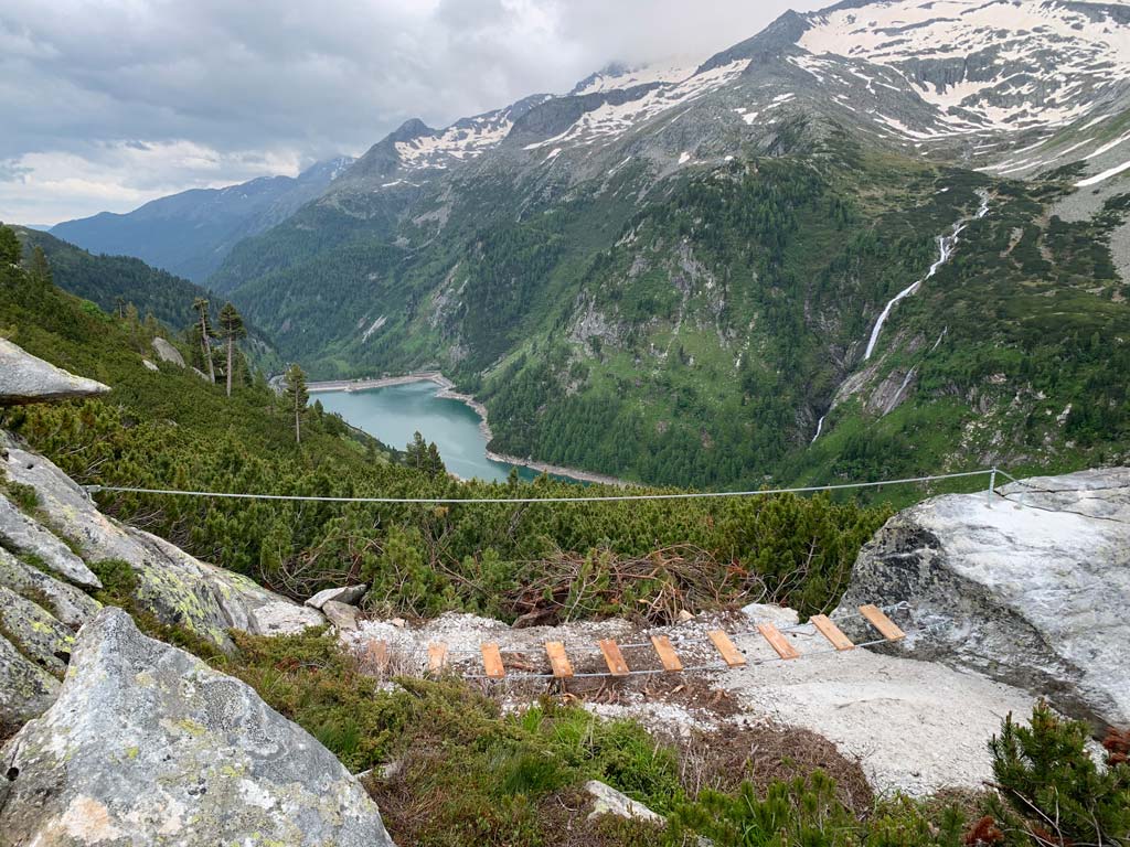 Tibetan Bridge am Abenteuerweg Kölnbrein mit Galgenbichlspeicher und Bergen im Hintergrund.