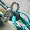 Silbernes Edelrid Nano Jul mit baluem Karabiner und Doppelseil eingelegt.