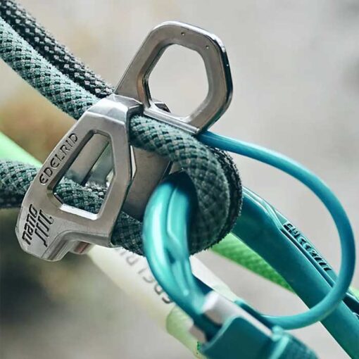 Silbernes Edelrid Nano Jul mit baluem Karabiner und Doppelseil eingelegt.