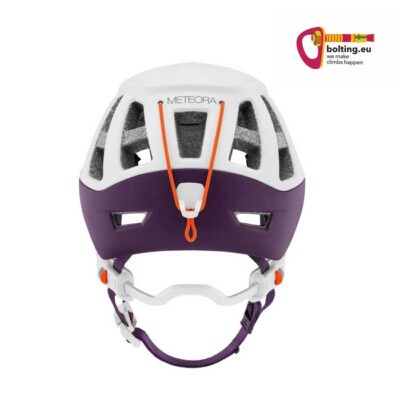 Violetter Petzl Meteora Damen Kletterhelm von hinten und rechts oben buntes bolting.eu Logo.