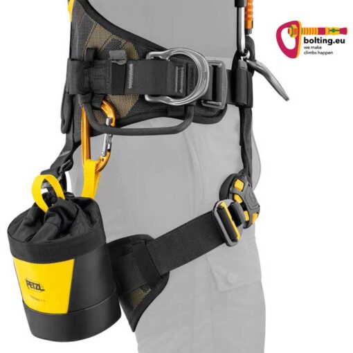 Petzl Werkzeugtasche mit Interfast Adapter fixiert an Industrieklettergurt.