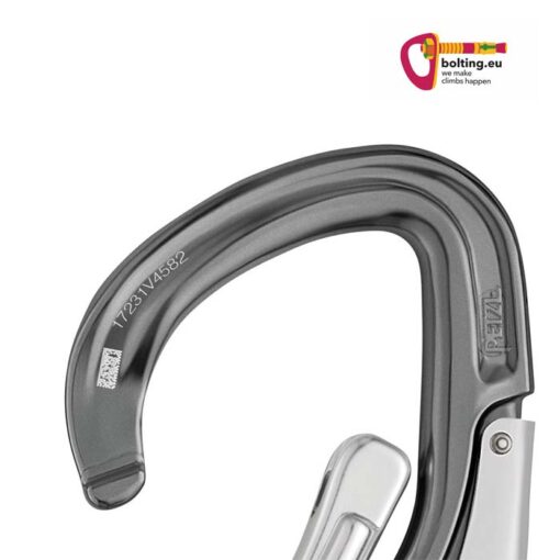 Detailaufnahme der Keylock Verschlusses eines Petzl Eashook open Karabiners. Rechts oben buntes bolting.eu Logo.