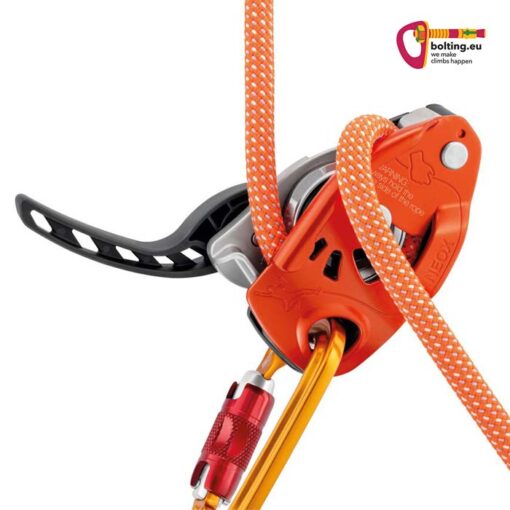 Oranges Petzl Neox Sicherungsgerät mit orangem Seil, Karabiner und ausgeklapptem Hebel. Rechts oben buntes bolting.eu Logo.