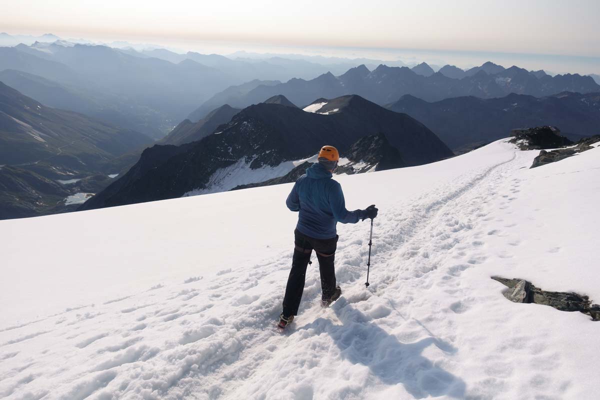 Bergsteiger beim Abstieg vom unteren Glocknerleitll zur Adlersruh.