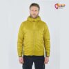 Mann mit Bart in gelbem Black Yak Herren G-Loft Jacket von vorne.