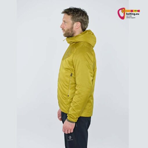 Mann mit Bart in gelbem Black Yak Herren G-Loft Jacket von der Seite.