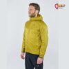 Mann mit Bart in gelbem Black Yak Herren Lutok G-Loft Jacket von schräg seitlich.