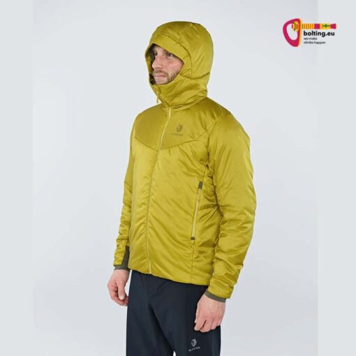 Mann mit gelbem Black Yak Allround JAcket mit Kapuze von der Seite.